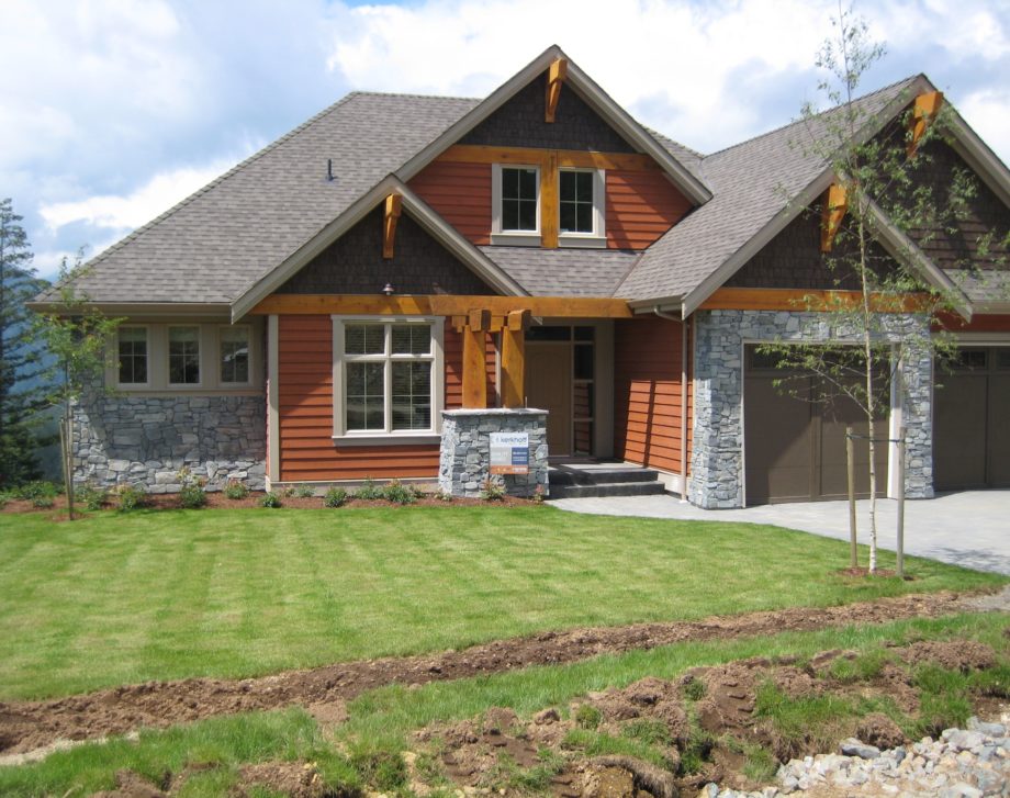 Ocean Mist Ledge Stone on a Craftsman Style Home Design