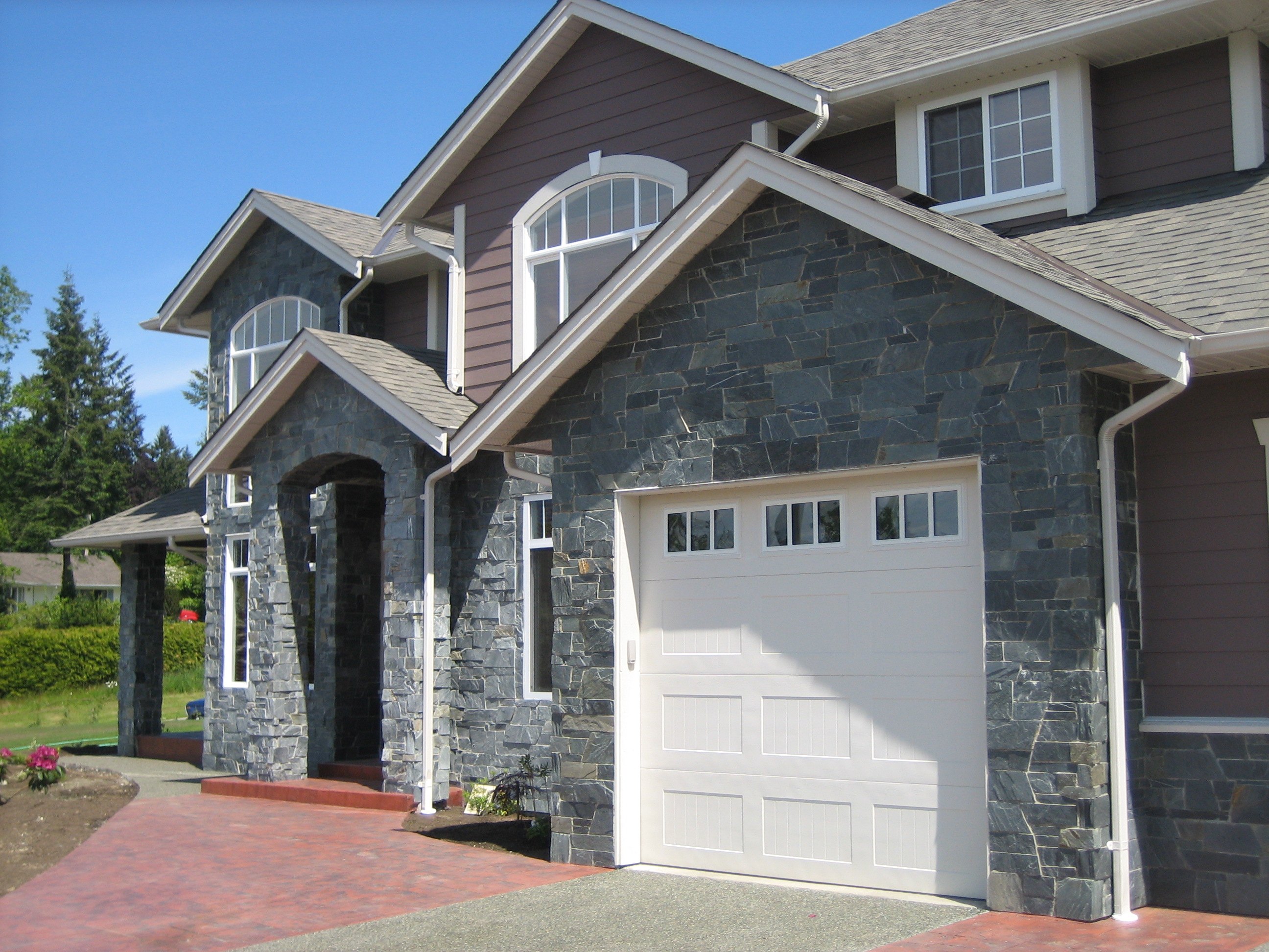 Garage Exterior with Slate Ashlar Veneer | K2 Stone
