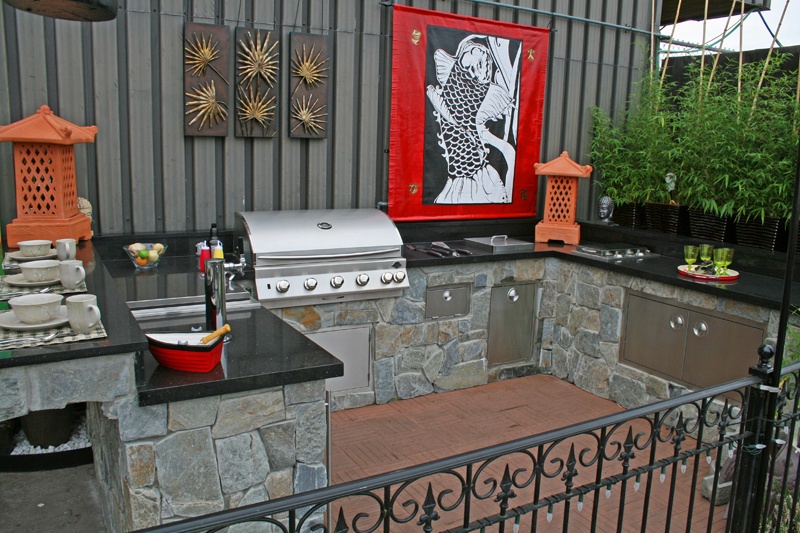 Arbutus Field Stone Veneer on an Outdoor Kitchen
