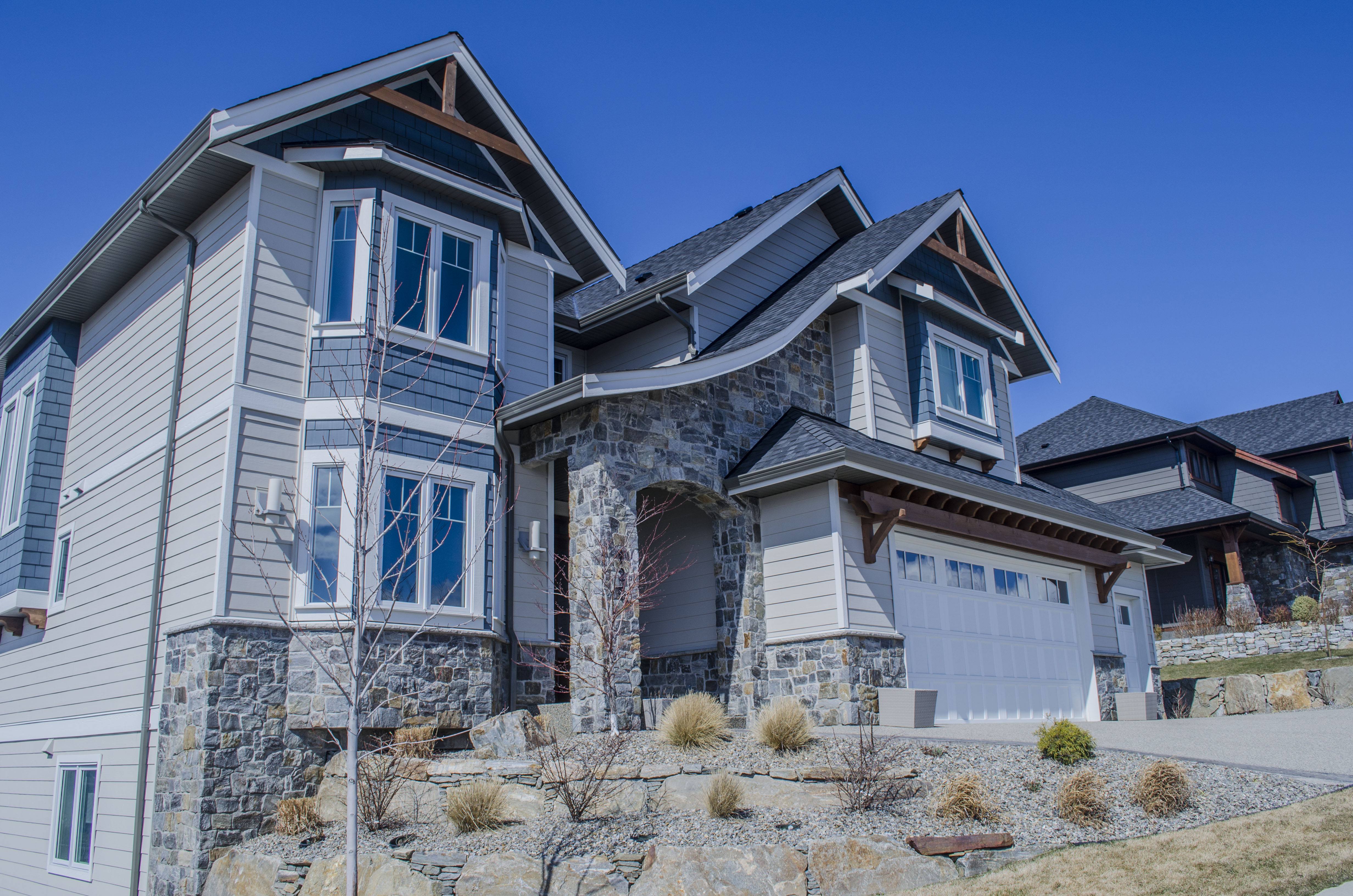 Traditional Okanagan Granite Exterior | K2 Stone