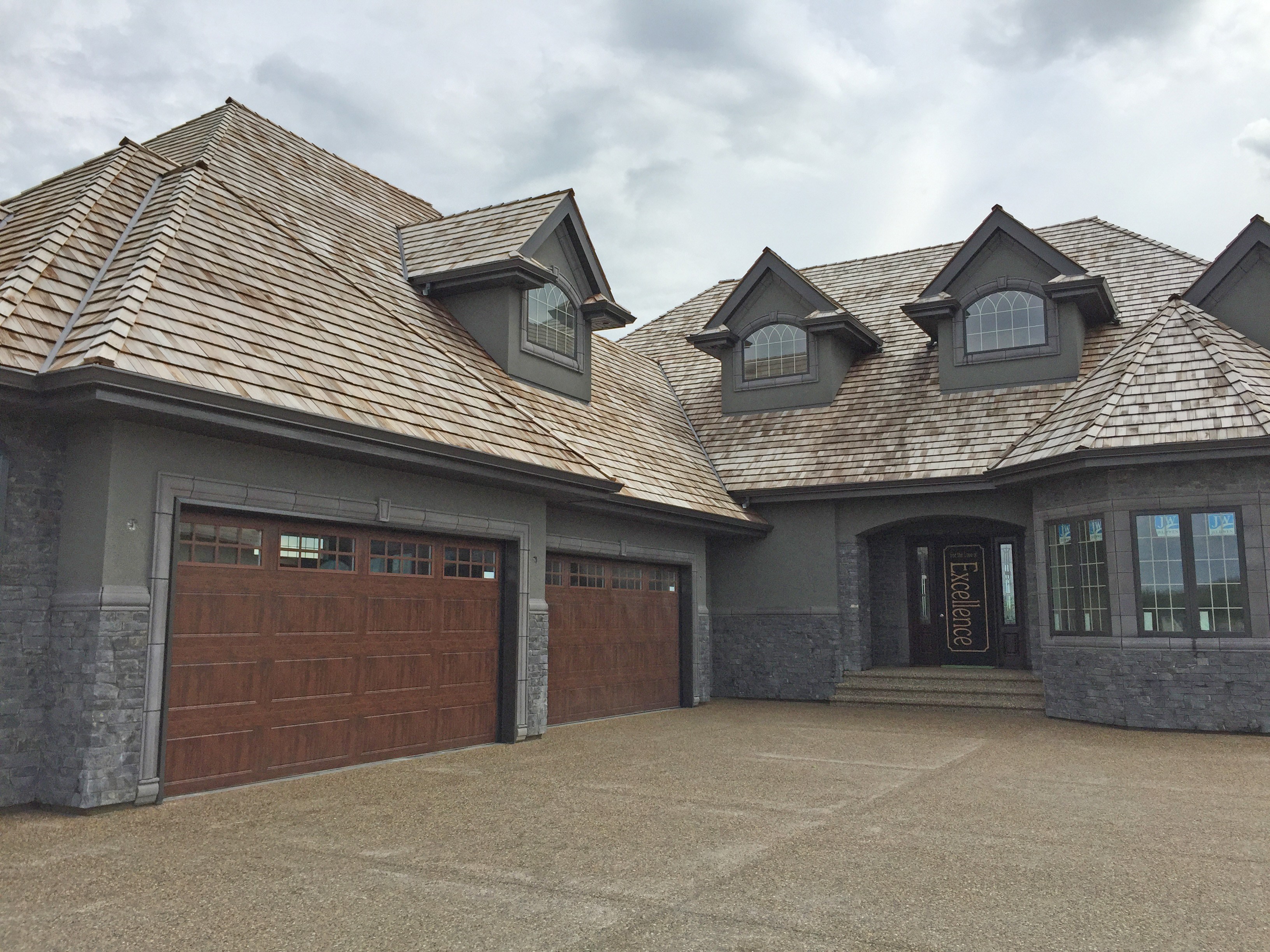 Dark Ledge Stone Exterior | K2 Stone